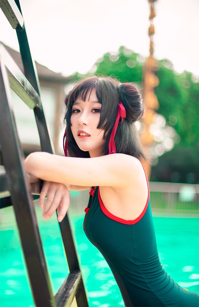 给模特泳装换了一个喜欢的颜色,感觉光影做的不好.