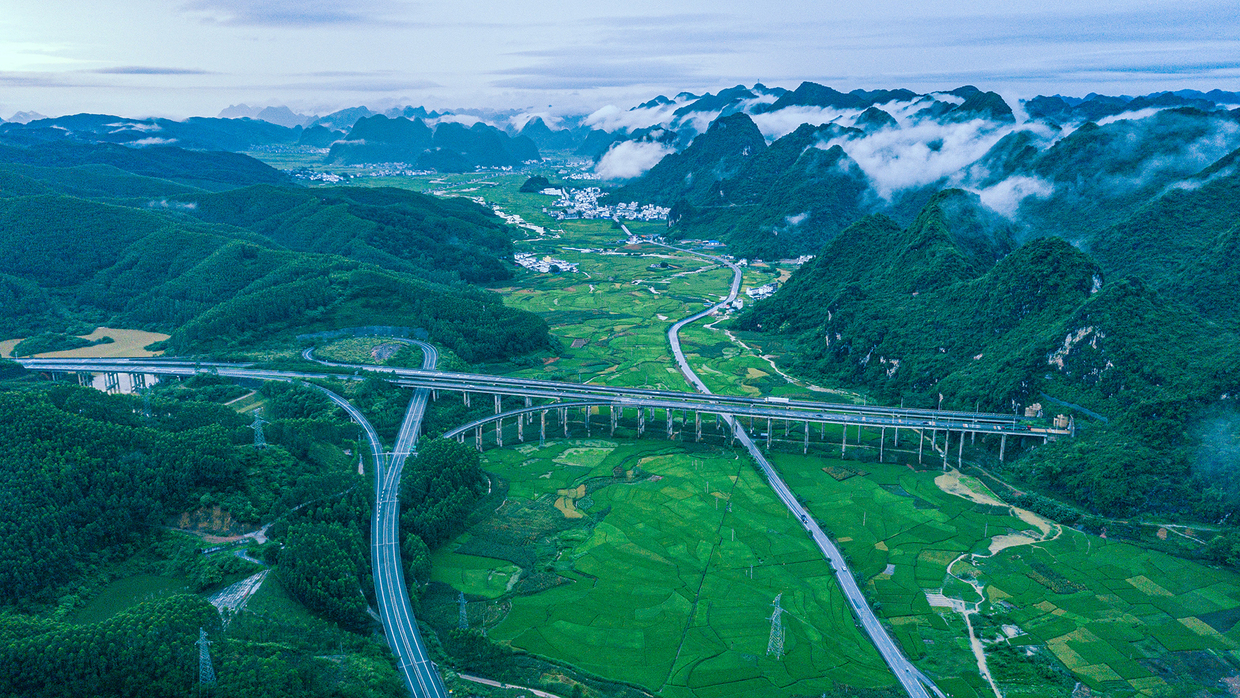 沿着高速看壮乡广西s52武平高速公路