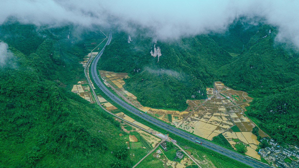 沿着高速看壮乡广西s52武平高速公路