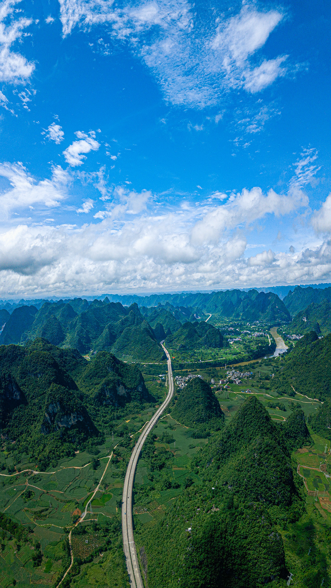 沿着高速看壮乡广西s52武平高速公路