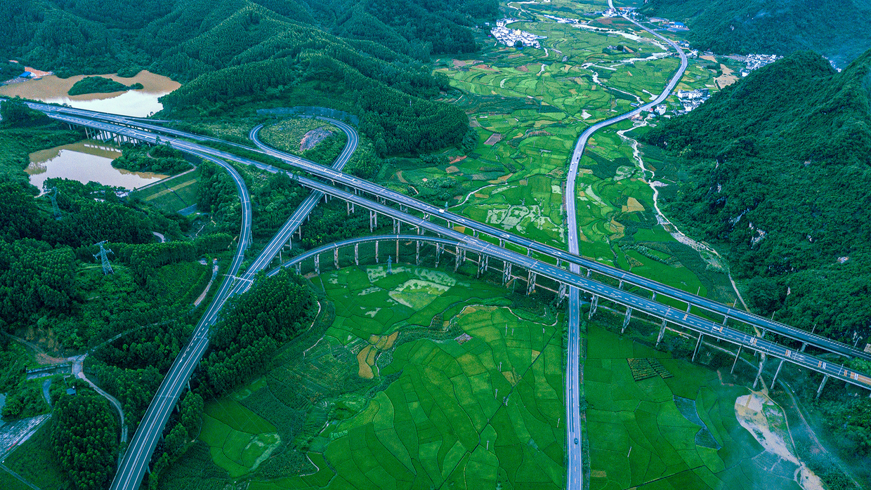 沿着高速看壮乡广西s52武平高速公路