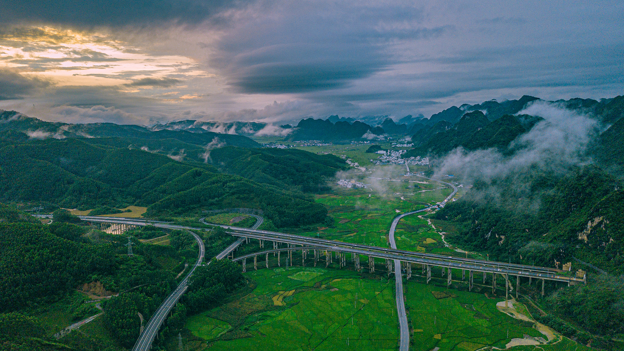 沿着高速看壮乡广西s52武平高速公路