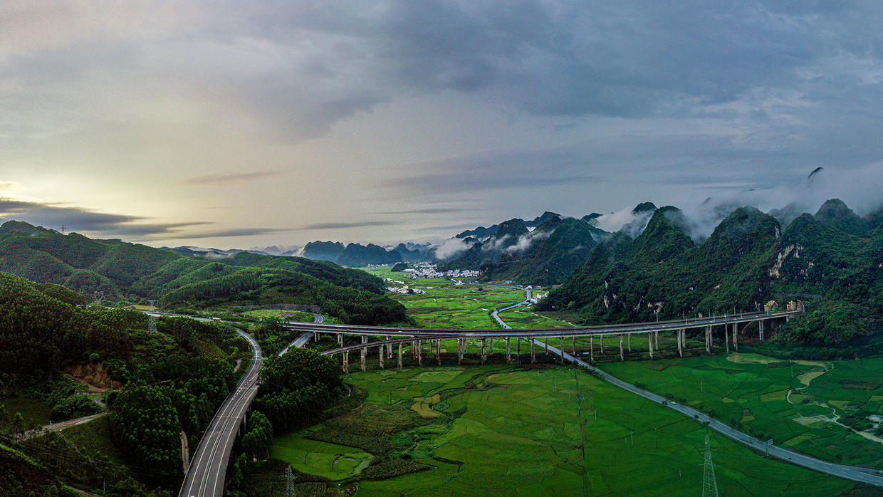 沿着高速看壮乡广西s52武平高速公路